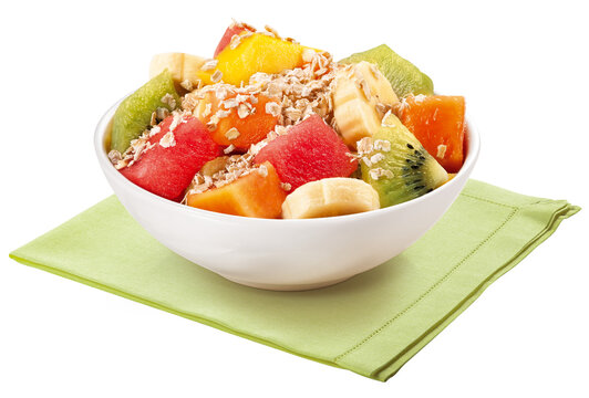 tigela com salada de frutas com flocos de aveia isolado em fundo transparente
