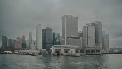 Fototapeta premium New York city view from Staten Island Ferry in a foggy day