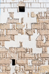Detalle de la fachada de una torre medieval restaurada