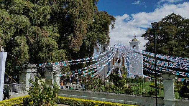 &Aacute;rbol de tule en el municipio de Santa Mar&iacute;a del Tule, Oaxaca, Iglesia del municipio y parque para turismo