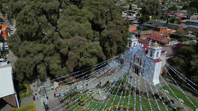 &Aacute;rbol de tule en el municipio de Santa Mar&iacute;a del Tule, Oaxaca, Iglesia del municipio y parque para turismo