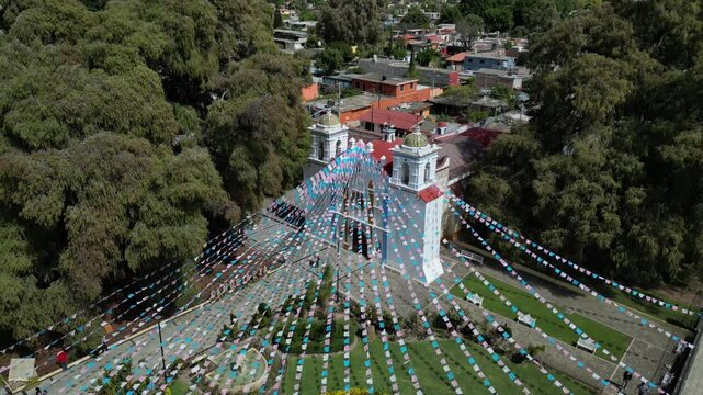 &Aacute;rbol de tule en el municipio de Santa Mar&iacute;a del Tule, Oaxaca, Iglesia del municipio y parque para turismo