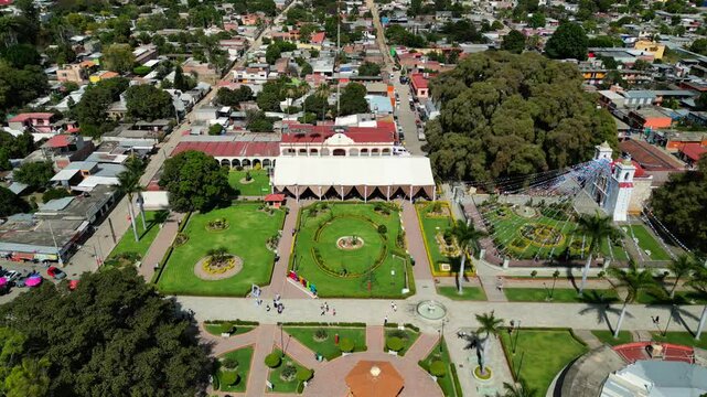 &Aacute;rbol de tule en el municipio de Santa Mar&iacute;a del Tule, Oaxaca, Iglesia del municipio y parque para turismo