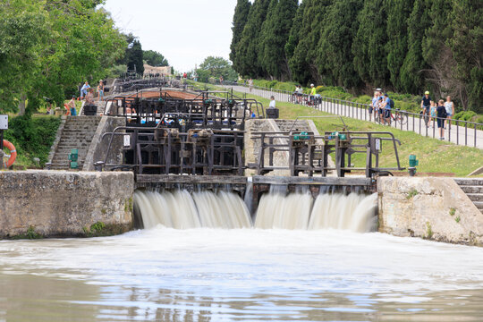 Vue de la rang&eacute;e d'&eacute;cluses successives de Fonserannes et de la chute d'eau finale