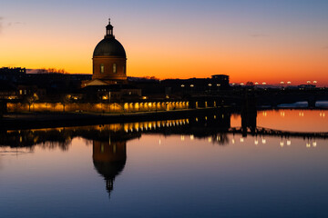 Obraz premium Dome of La Grave and Its Reflection in the Waters of the Garonne at Sunset in Toulouse