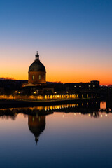 Obraz premium Dome of La Grave and Its Reflection in the Waters of the Garonne at Sunset in Toulouse