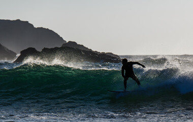 Silhouette de surfer à contre-jour