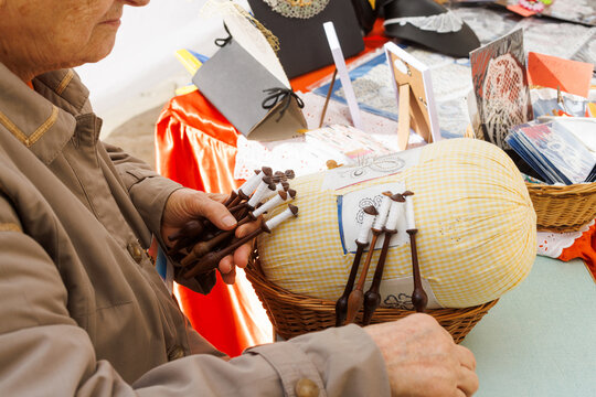 Bobbin lace making