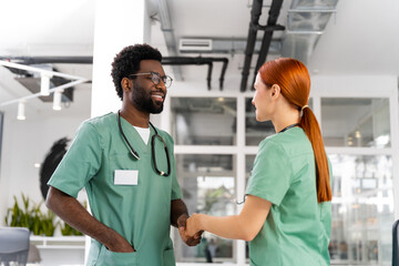 Obraz premium Professional doctors shaking hands at medical office meeting