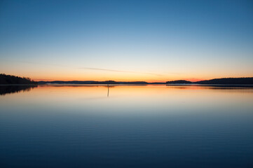 Obraz premium Early summer night by a calm lake in Finland