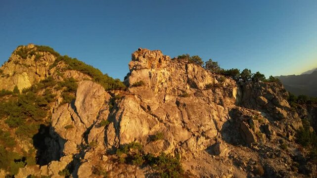 Aerial 4K Drone Blick auf ein verstecktes Tal in dicken Morgennebel mit perfekten goldenen Licht bedeckt 
