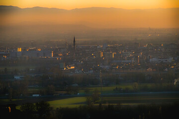 Svetta il campanile del Duomo di Alessandria, con i suoi 106 metri  è il terzo in Italia per altezza.Foto scattata in controluce dalle colline di Valmadonna  con la stupenda luce di sfondo 