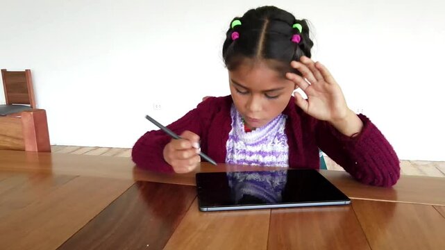 Una ni&ntilde;a campesina en el aula conectada en Tablet, educaci&oacute;n rural, Ni&ntilde;a bonita aprendiendo y dibujando con el profesor en l&iacute;nea en tablet digital clases,Quechua.