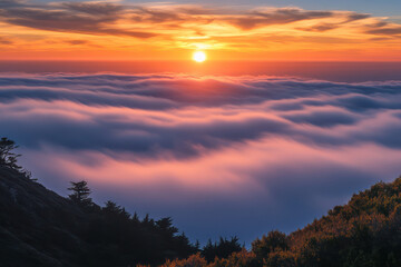 Obraz premium Sunrise Above the Fog: A Majestic View
