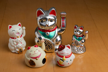 grupo de gatos maneki-neko para la suerte y la fortuna popular en la cultura japonesa