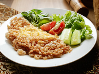 Fried eggs with onion leaf