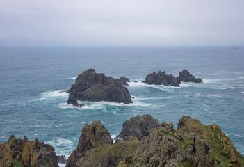 Paisaje marino rocoso mediterráneo en el septentrional Cabo Ortegal,  Galicia, España, con neblina