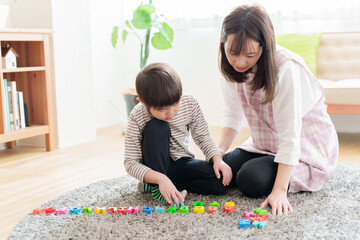 英語を勉強する男の子と保育士