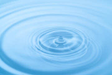 美しい水面の波紋