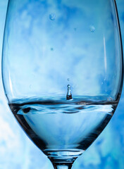 グラスの中で弾む水しぶき
