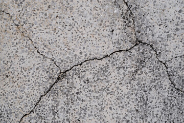 亀裂の入ったコンクリートの壁