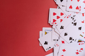 赤背景にトランプカード