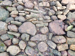 Natural stone arrangement for road construction.