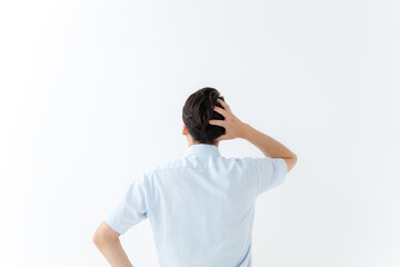 悩むサラリーマンの後ろ姿