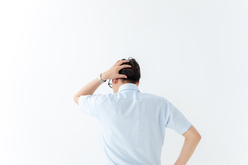 悩むサラリーマンの後ろ姿