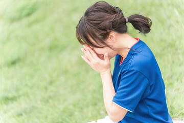 Naklejka premium サッカー観戦で失点してショックを受けるサッカーファン・サポーターの日本人女性 