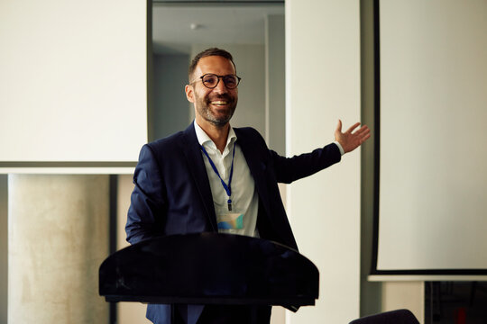 Man gives a presentation at a business convention