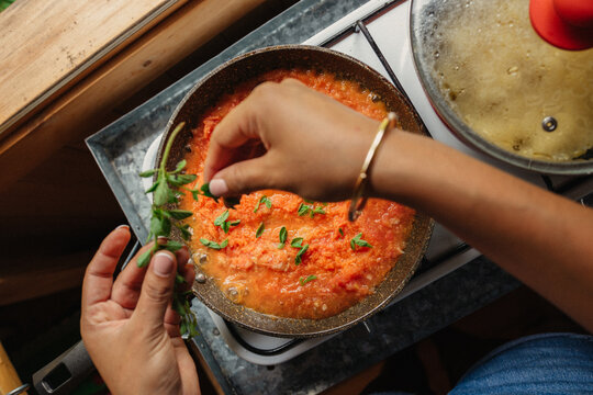 Adding oregano to tomato sauce