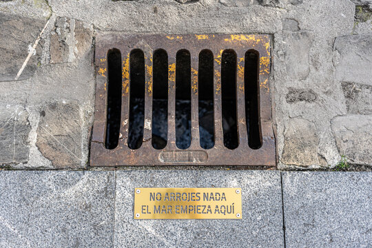 Fototapeta Drain Cover with Sign Indicating the Beginning of the Sea in Spanish