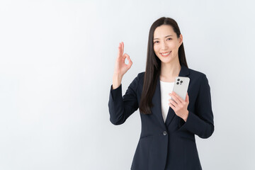 白バックの若いビジネスウーマン