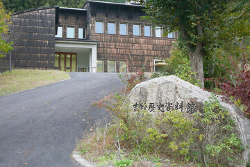 日本：吉野歴史資料館／宮瀧遺跡の出土品を展示する／奈良県吉野町