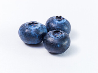 3粒のブルーベリーの果実　切り抜き素材