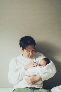 赤ちゃんを抱っこするお父さん