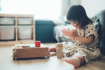 積み木で遊ぶ女の子