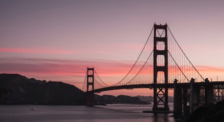Obraz premium Majestic Sunset Over Golden Gate Bridge, Capturing Serene Waters and Vibrant Sky Colors with Iconic Structure Framing the Bay in San Francisco