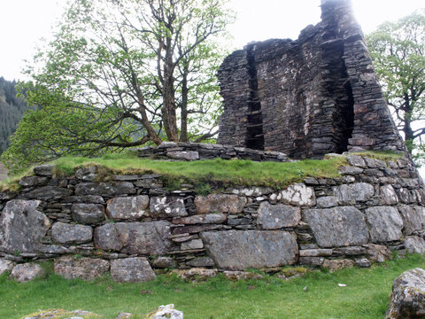 Dun Telve Broch remains and wall around the broch