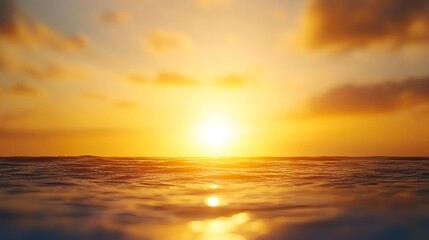 Naklejka premium Golden Sunset Over Calm Ocean Water