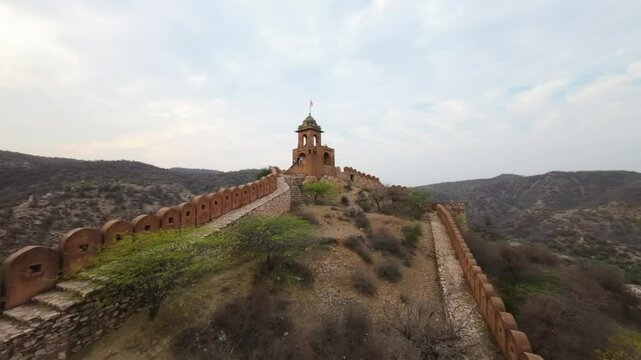 Experience a thrilling FPV drone flight as it glides along the fort walls of Jaipur, resembling the grandeur of the Great Wall of China.