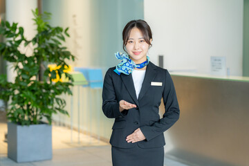 受付の若い女性【撮影協力:スカパー東京メディアセンター】	