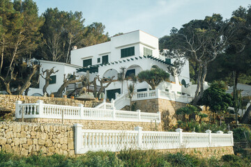 Maison luxueuse à Majorque. Maison élégante aux Baléares. Architecture traditionnelle espagnole. Immeuble blanc. Résidence de vacances