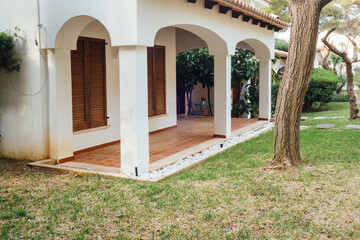 Terrasse couverte dans une maison espagnole dans un jardin. Résidence de vacances en Espagne....