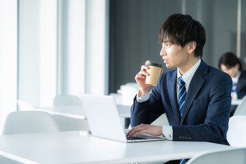 若いビジネスマン 撮影協力:スカパー東京メディアセンター