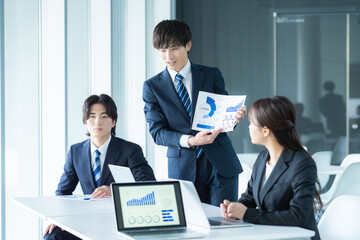 打ち合わせする若いビジネスマン...