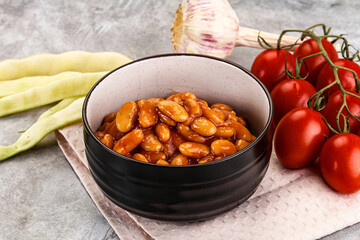 White baked bean in tomato sauce