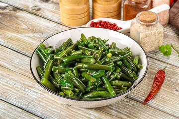Green bean salad with sesame seeds