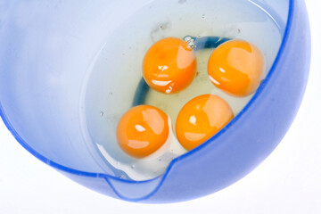 4 Eier in blauer Schüssel